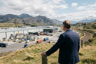 Directeur d'usine industriel observant le site