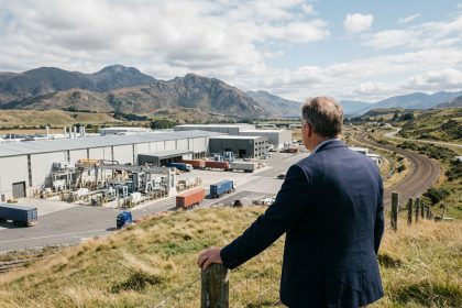 Directeur d'usine industriel observant le site