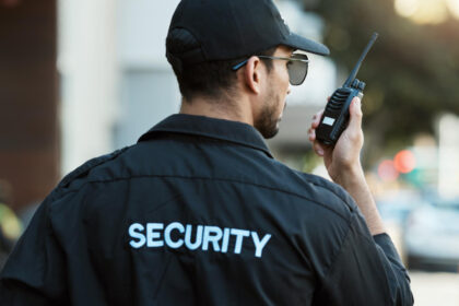 Gardiennage de sites sensibles : comment choisir le bon prestataire de sécurité ?