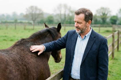 Homme executif interactant avec un cheval en plein air